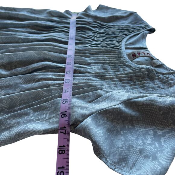 Women's DOLAN Anthropologie Gray Blouse Snake Print Short Sleeve Pleated Top S - Picture 9 of 10